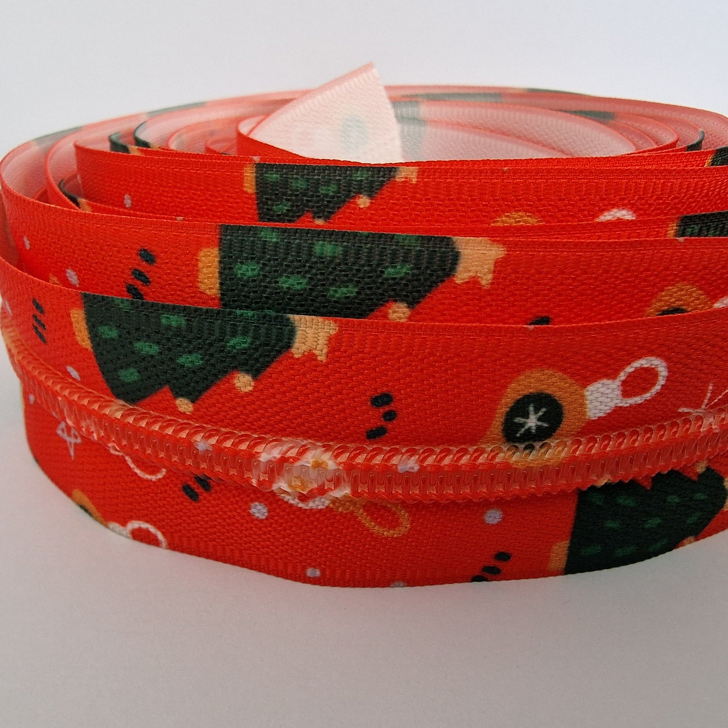 Christmas Printed Nylon Zipper Roll 4.5m with 10 Sliders – Festive Sewing Supply